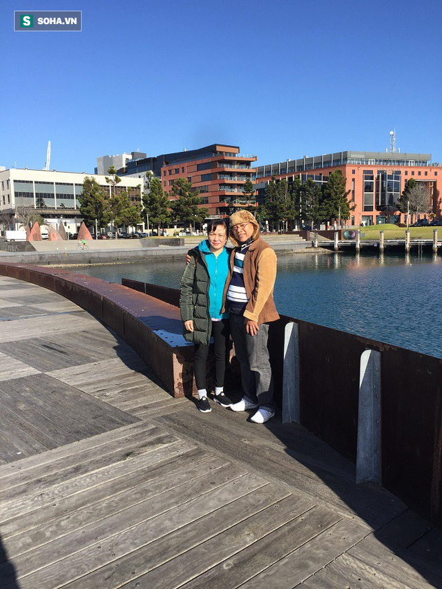 Vợ chồng nghệ sĩ Trung Dân trong chuyến qua Úc thăm con gái lớn.
