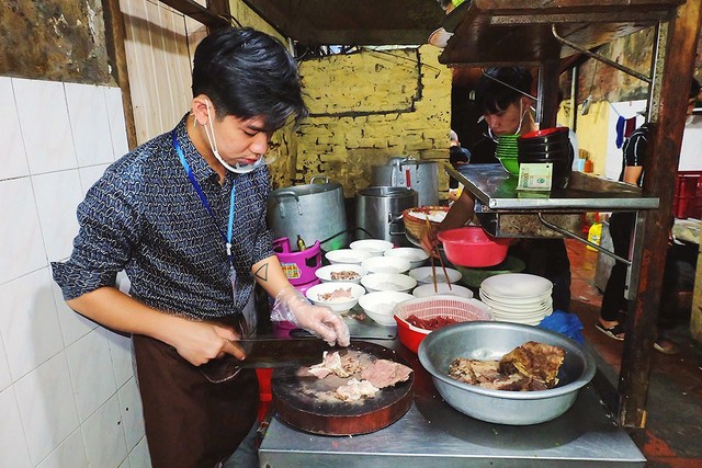 
Anh B&ugrave;i Ch&iacute; Th&agrave;nh, chủ cửa h&agrave;ng phở, thức th&acirc;u đ&ecirc;m th&aacute;i thịt, luộc thịt, đun nước d&ugrave;ng trong những ng&agrave;y diễn ra sự kiện
