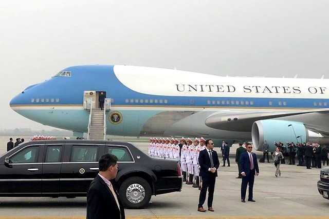 
Tổng thống Mỹ lên máy bay rời khỏi Việt Nam sau hội nghị thượng đỉnh. Ảnh: Anh Duy. 

