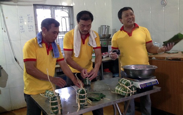 
 Anh Nguyễn Đức Tín (ngoài cùng bên phải), chủ cửa hàng giò chả hào hứng cùng nhân viên làm giò
