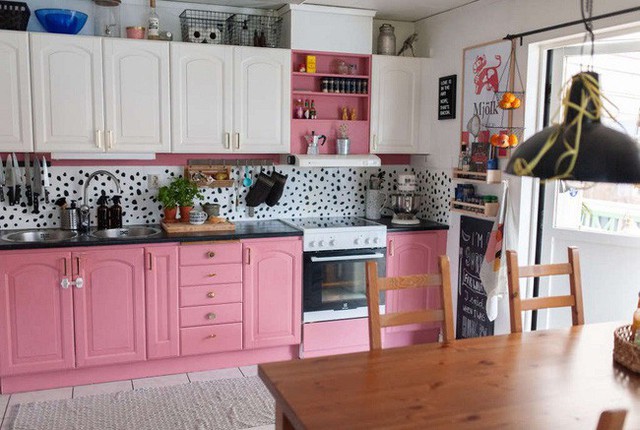 
2. Tổng biên tập Laura Schocker lại yêu thích nhà bếp của Christin Haussman vì cô cho rằng cả trong giấc mơ những cô gái cũng mong được sở hữu một căn nhà bếp dễ thương này. Màu hồng mang tới cảm giác hạnh phúc và bình yên mãi mãi.
