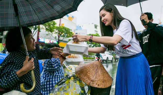 
Trương Quỳnh Anh cũng là người có trái tim nhân hậu, cô thường xuyên tham gia những chuyến đi từ thiện, giúp đỡ bà con có hoàn cảnh khó khăn.
