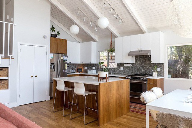 
6. Biên tập viên thiết kế Bridget Mallon lại thích nhà bếp ở Los Angeles. Cô ấy thích tường bếp màu nâu tạo chiều sâu cho tủ bếp trắng tinh trong khi các món đồ nội thất bằng gỗ tạo thêm sự ấm áp và gần gũi cho không gian.
