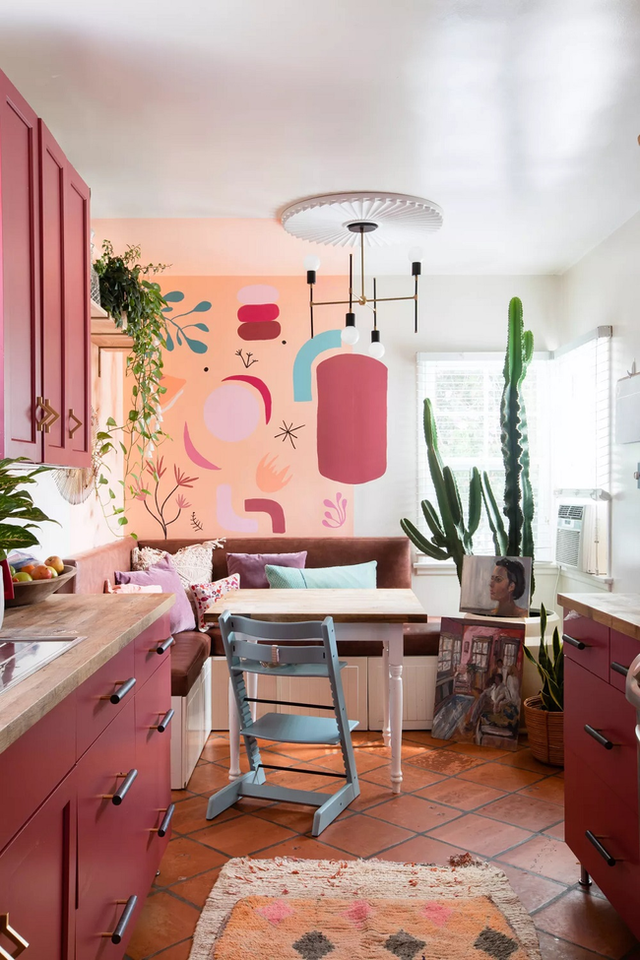 
7. Toàn bộ không gian nhà bếp của Mila là một ví dụ về việc sử dụng sự sáng tạo của bạn để thể hiện ý tưởng của mình., Tinh thần DIY có thể làm cho một không gian nhà bếp trở nên khác biệt. Màu sắc hòa lẫn với nghệ thuật để tạo ra một nhà bếp ấm áp tràn đầy năng lượng.
