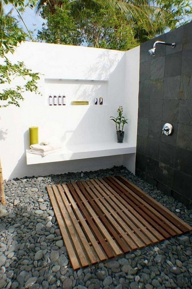 
Với phần sàn trải sỏi, pallet gỗ cộng với tone màu đen - trắng hiện đại, đây là một gợi ý phòng tắm ngoài trời đơn giản và thực hiện cho mọi gia đình.
