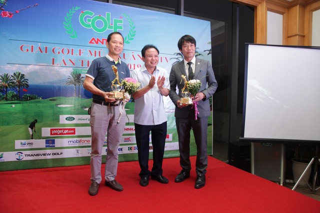 Ông Ngân Văn Chuyên - Phó TGĐ Tập đoàn GFS (ngoài cùng bên trái) nhận kỷ niệm chương tại lễ trao giải. Ảnh: TL