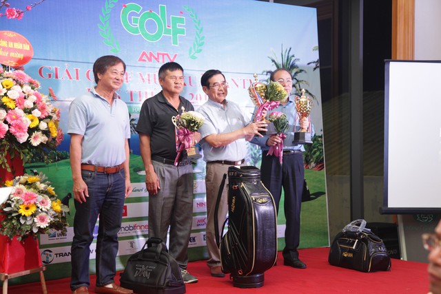 BTC trao giải cho các golf thủ. Ảnh: TL