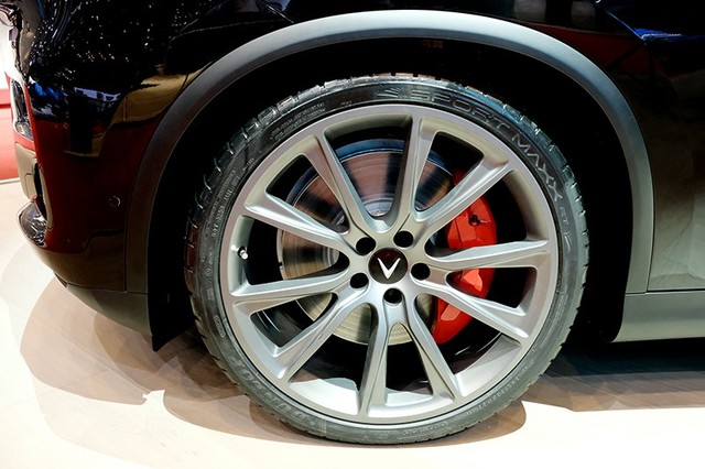 
Phiên bản đặc biệt VinFast Lux V8 được nâng cấp cả về thiết kế nội ngoại thất, bên cạnh động cơ V8 6,2 lít mạnh mẽ.
