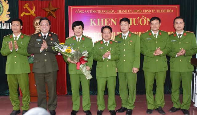 Thiếu tướng Nguyễn Hải Trung, Giám đốc công an tỉnh Thanh Hóa trao thưởng ban chuyên án