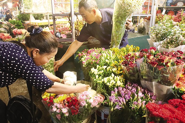 
Nhiều loại hoa truyền thống và nhập ngoại đổ về, phục vụ nhu cầu của khách buôn và người mua lẻ.
