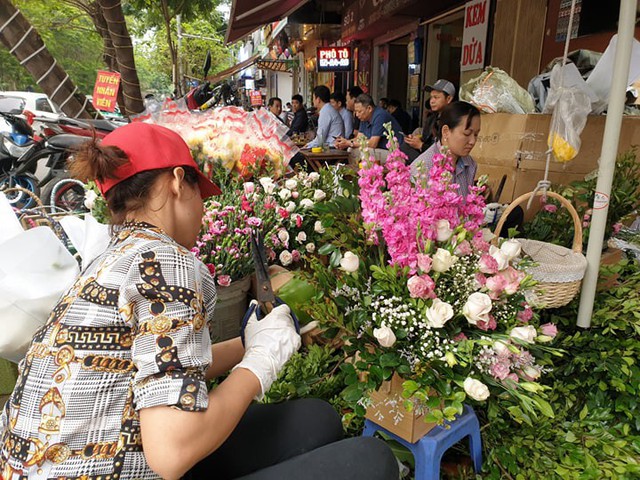 
Một nhân viên đang tất bật thiết kế giỏ hoa.
