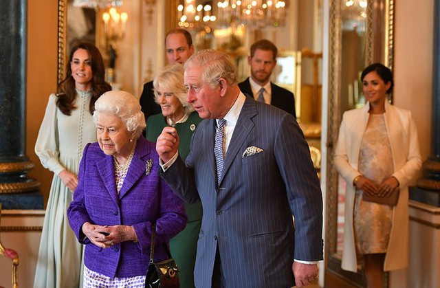 Nữ hoàng, Thái tử Charles, Nữ công tước xứ Cornwall, vợ chồng Công tước xứ Cambridge và vợ chồng Công tước xứ Sussex tại Điện Buckingham hôm 5/3. Ảnh: PA.