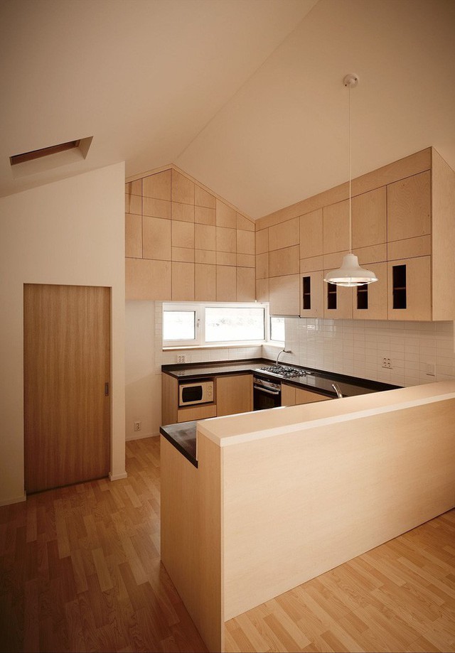 
Nhà bếp với đồ nội thất bằng gỗ giúp ngôi nhà ở Hàn Quốc ấm áp và gần gũi hơn.
