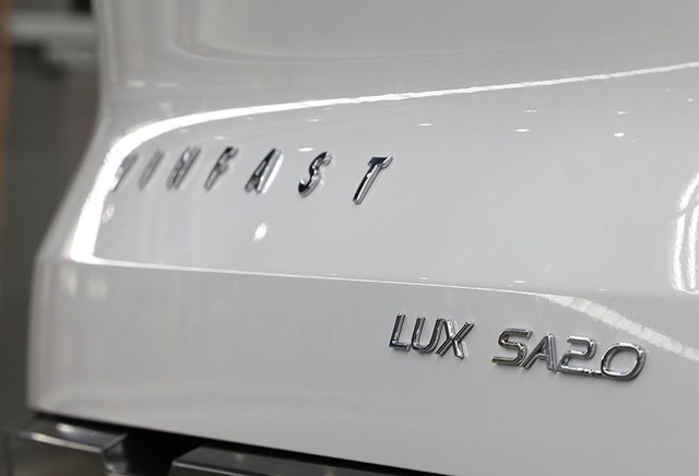 
Các chi tiết cận cảnh mẫu xe VinFast Lux SA2.0 đầu tiên được sản xuất hoàn thiện tại Việt Nam.
