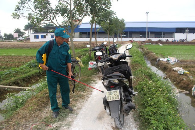 
Lập chốt kiểm soát tạm thời, phun tiêu độc khử trùng các phương tiện sau khi vào khu vực có dịch bệnh tả lợn châu Phi
