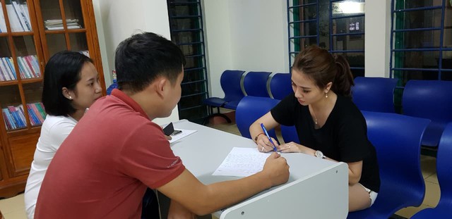 
Nguyễn Khoa Vũ Ngân (23 tuổi, trú tại 245 Bùi Thị Xuân, phường Thủy Xuân, TP.Huế - bên phải, áo đen) bị bắt cùng 1,5 kg ma tuý đá. Ảnh: Anh Tuấn
