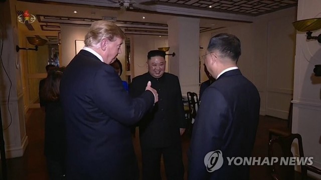 Hình ảnh cắt ra từ phim cho thấy lúc ông Trump và ông Kim kết thúc cuộc gặp ở Hà Nội hôm 28/2. Ảnh: Yonhap.