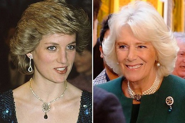 Trâm gài áo gắn kim cương và ngọc lục bảo của bà Camilla hôm 5/3 (phải) từng được Công nương Diana đeo khi tới Áo (trái). Ảnh: Daily Star. 