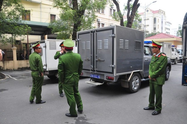 
Xe chuyên dụng của lực lượng chức năng chở bị cáo Châu Việt Cường tới phiên toà.
