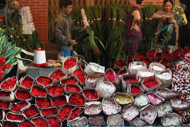 
 Giá hoa hồng tại chợ sỉ Hồ Thị Kỷ (quận 10, TP.HCM) đã bắt đầu tăng cao. Ảnh: Phúc Minh.
