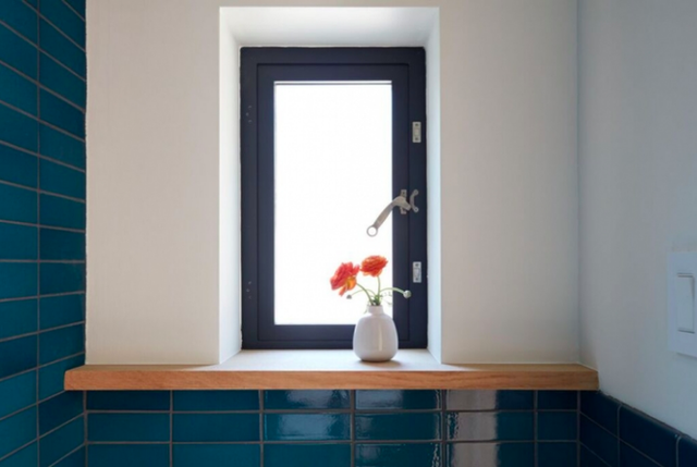 
Ẩn chứa điều bất ngờ cho ngôi nhà nhỏ là phòng tắm đẹp hiện đại. Gạch màu xanh làm nền cho bồn nước nhỏ và phòng tắm đứng, tiện nghi, riêng tư và xinh xắn.
