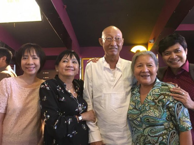 Trong thời gian điều trị, nghệ sĩ Lê Bình vẫn cùng bạn bè nghệ sĩ đi xem phim, gặp mặt mọi người và tìm kiếm niềm vui mỗi ngày.