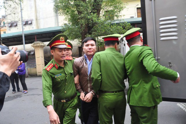 
Ca sỹ Châu Việt Cường được dẫn giải tới phòng xử tại tầng 3.
