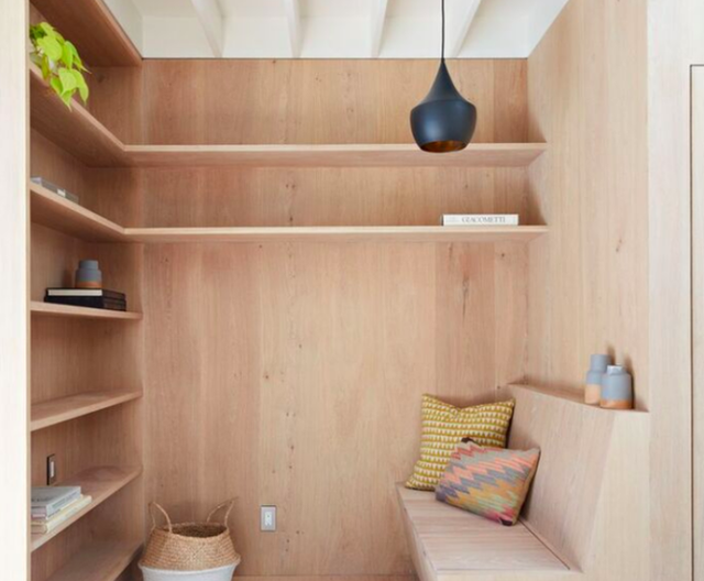 
Một góc dành cho chức năng thư giãn, đọc sách, vô cùng yên tĩnh và riêng tư, gần gũi và ấm cúng với màu của gỗ và cách thiết kế đơn giản, tiện dụng.
