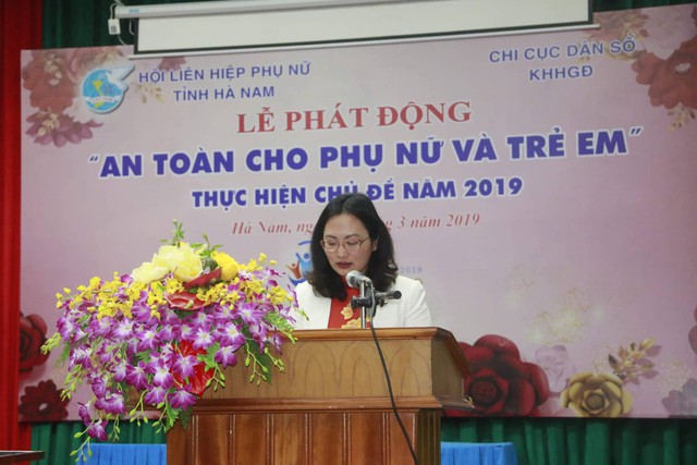 
Bà Trần Thị Ngân, Chủ tịch Hội Liên hiệp Phụ nữ tỉnh Hà Nam phát biểu.
