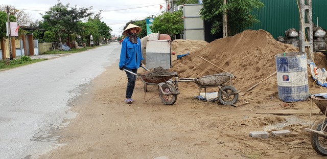 
Nhiều phụ nữ phải mưu sinh bằng những nghề vất vả mà đáng lẽ ra phải là của đàn ông.
