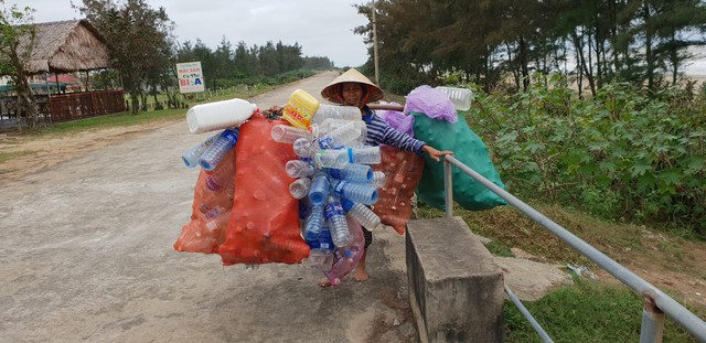 
Một người phụ nữ bị câm vẫn một mình lang thang dọc bờ biển nhặt vỏ chai cũ về bán.
