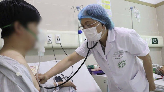Khám cho bệnh nhân Ong Văn T tại Bệnh viện Bạch Mai