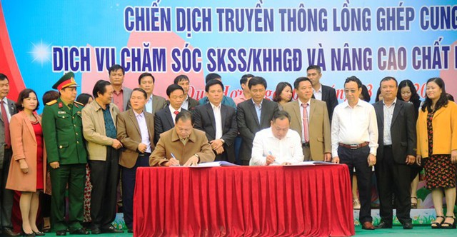 
Đại diện Ban chỉ đạo Công tác dân số và phát triển của tỉnh chứng kiến lễ ký kết cam kết thực hiện chính sách dân số của 21 huyện, thành, thị.
