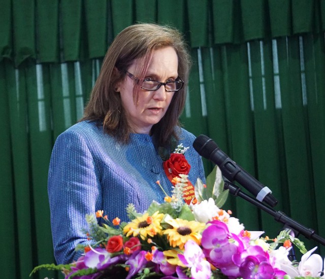 
Phó Đại sứ Caryn McClelland bày tỏ niềm hạnh phúc trước sự nỗ lực trong công tác chăm sóc sức khỏe người nhiễm HIV của Chính phủ Việt Nam. 
