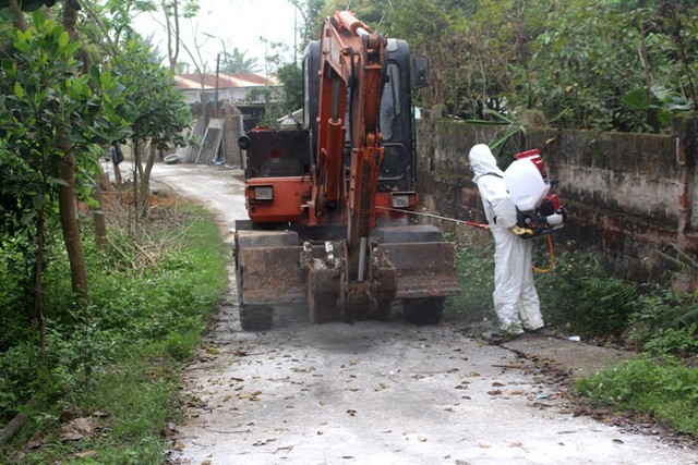 Cùng với việc tiêu hủy số lợn bị bệnh, cơ quan chức năng phun thuốc tiêu độc khử trùng quanh chuồng trại, các phương tiện khi từ ổ dịch ra ngoài..