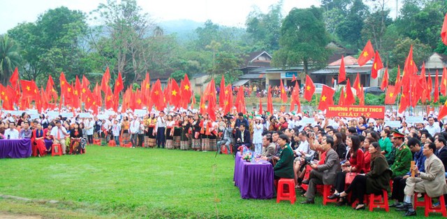 
Đông đảo người dân, các em học sinh đến tham dự buổi lễ.
