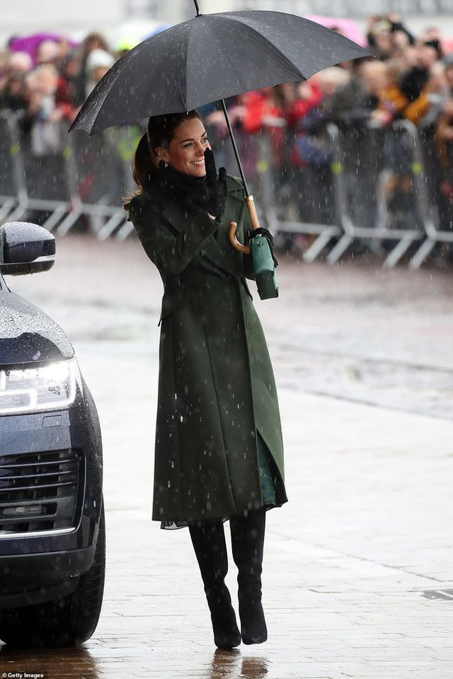 Công nương Kate xuất hiện trong thời tiết trời mưa tầm tã.