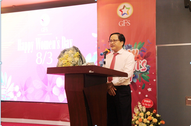 Ông Phạm Thành Công, Chủ tịch Tập đoàn GFS chúc mừng các nữ lãnh đạo, CBNV. Ảnh: TL