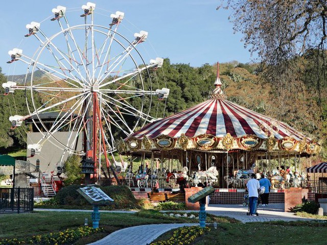 Neverland từng có một công viên giải trí nhưng Colony Capital đã biến khu vực này thành khu vườn thiền. Tuy nhiên, công ty vẫn giữ lại hệ thống ga tàu thiết kế cổ tích của Jackson.