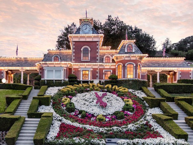 Dưới thời sở hữu của Michael Jackson, nó có tên Neverland bởi được lấy cảm hứng từ câu chuyện Peter Pan. Nông trại có các công trình được xây dựng theo phong cách cổ tích của Disney. Nam ca sĩ từng tổ chức nhiều buộc tiệc tại đây, bao gồm sinh nhật lần thứ 14 của Kim Kardashian, người gọi nông trại là nơi kỳ diệu nhất trên trái đất.
