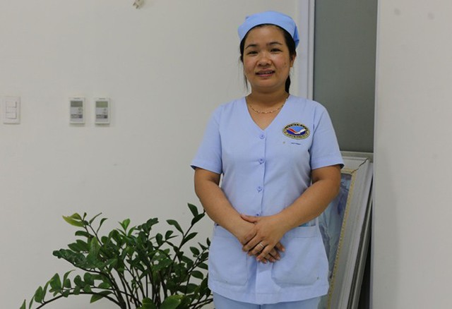 Chị Lê Thị Thu Sương được giám đốc bệnh viện khen thưởng sau hành động đẹp. Ảnh: P.T.