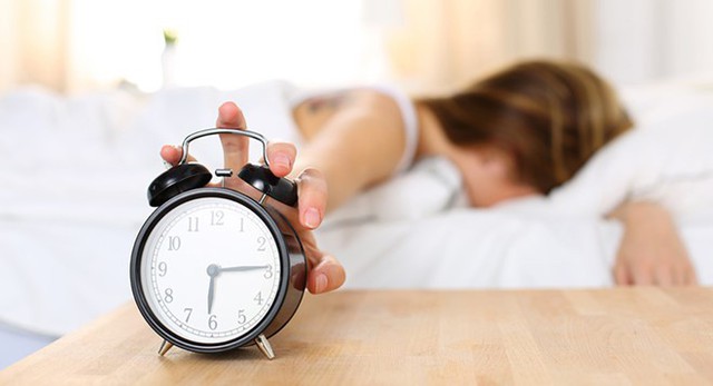 Ngủ nướng v&agrave;o cuối tuần kh&ocirc;ng thể b&ugrave; đắp cho cả tuần thiếu ngủ. Ảnh: Tever