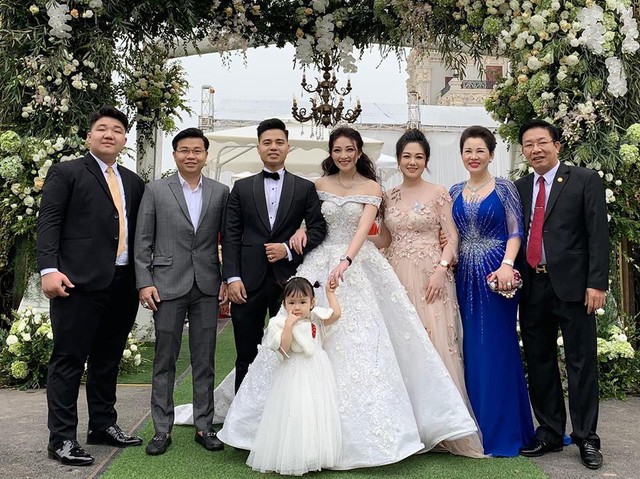 Thu Hương bên gia đình trong ngày cưới