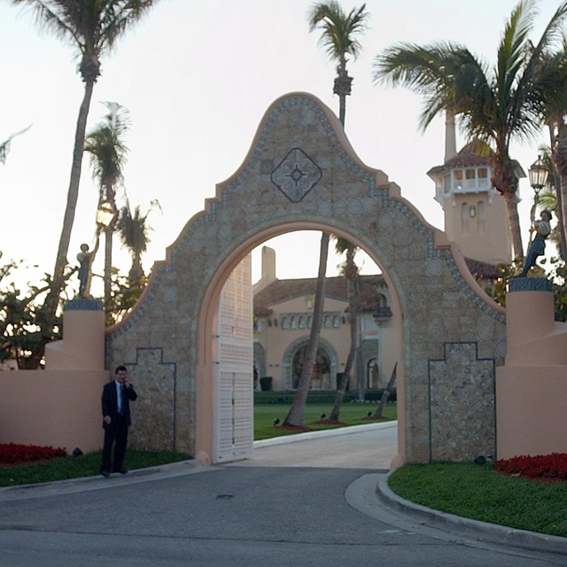 
CLB nghỉ dưỡng kín Mar-a-Lago (bờ biển Palm, Florida) tăng gấp đôi phí thành viên từ khi chủ nhân làm tổng thống, từ 100.000 lên 200.000 USD. Tuy nhiên, giá trị bất động sản này không thay đổi.
