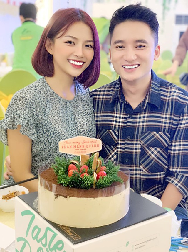
Cả bên nhau trong sinh nhật tuổi 29 của Phan Mạnh Quỳnh vào tháng 1 năm nay. Hiện tại, Khánh Vy đã là vợ chưa cưới của Mạnh Quỳnh sau khi nhận lời cầu hôn vào năm ngoái. Cả hai cũng đã đi khám sức khỏe tổng quát để chuẩn bị cho hôn nhân.
