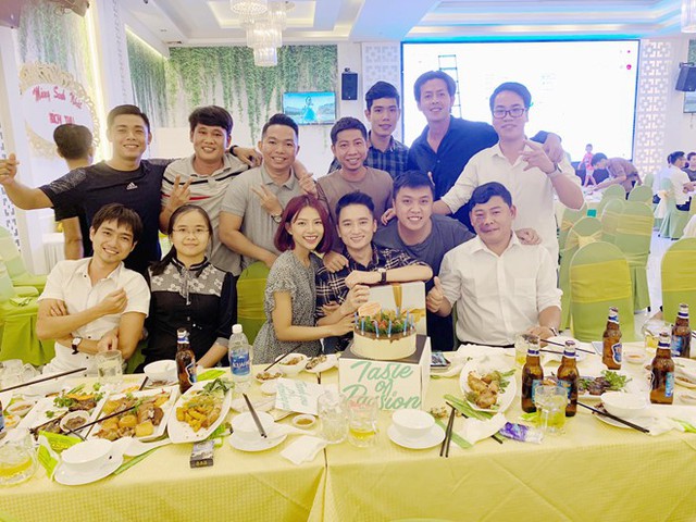 
Mạnh Quỳnh - Khánh Vy thường xuyên xuất hiện cùng nhau trong các bữa tiệc có đông đủ bạn bè, như khẳng định tình cảm nghiêm túc và gắn bó. Họ dự định kết hôn vào cuối năm nay.
