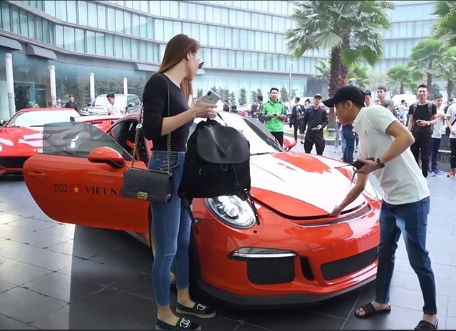 
Cường Đô La xuất hiện cùng Đàm Thu Trang tại sự kiện Car & Passion 2018. Trong suốt 7 năm qua, đây là lần đầu tiên anh tham gia hành trình siêu xe cùng bạn gái. Anh và cô trải nghiệm chuyến đi dài 1.500 km. Hai người còn mong muốn sớm có con. Nhiều cư dân mạng nhận xét với Đàm Thu Trang và Cường Đô La xác định yêu là cưới ngay sau khi hẹn hò.
