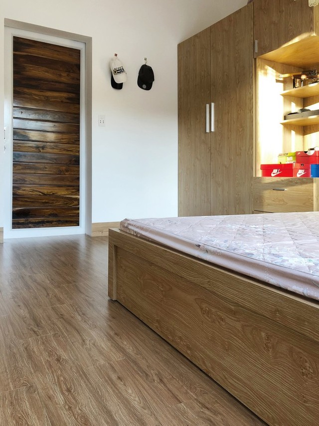 Phòng ngủ cũng như đa số các không gian khác sử dụng nhiều nội thất gỗ mang lại cảm giác ấm cúng.