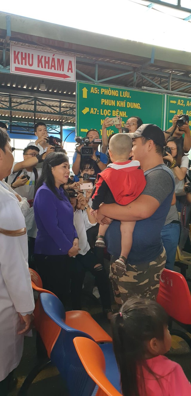 Bộ trưởng Nguyễn Thị Kim Tiến hỏi thăm các bệnh nhân nhí tại khu khám bệnh