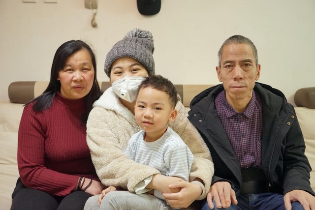 
Bành Hoàng Ngọc sau ca phẫu thuật lần thứ 2 cùng bố mẹ và cậu con trai 4 tuổi
